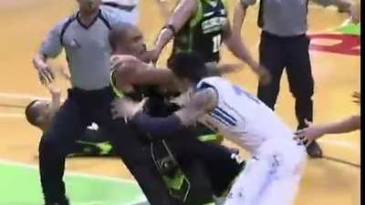 球场变散打擂台!菲律宾篮球赛惊现火爆群殴-乐