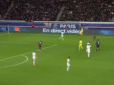 伊布挑衅对手惨遭马武巴掌掴 巴黎里尔险群殴