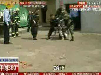 汨罗：特警制止失控男子