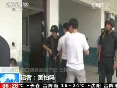 [视频]湖北潜江劫持人质事件：校园劫持 老师镇干部先后甘当人质