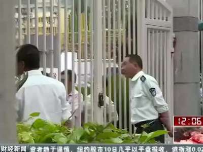 [视频]幼儿园保安以溜滑梯为由 引诱猥亵三女童被拘