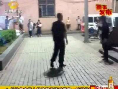 市民手机实拍衡阳警方制服闹事持刀男子