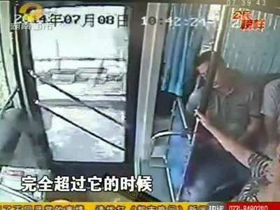 公交车刮擦电动车 目击者称司机无责任