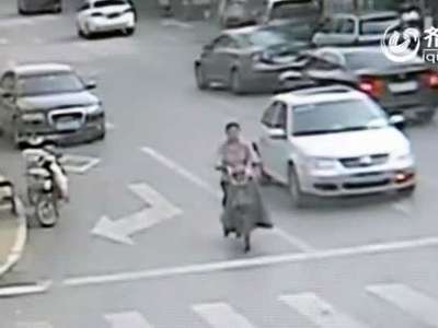 [视频]实拍济南老人马路边摔倒 女司机停车救助