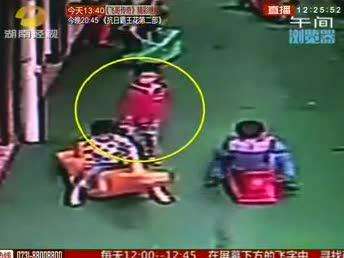 长沙：幼儿园塑料摇马摇晃过猛 5岁男童伤命根