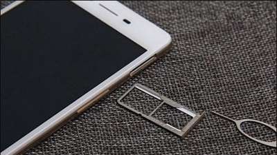 美女教你如何在三选二卡槽里装三张卡